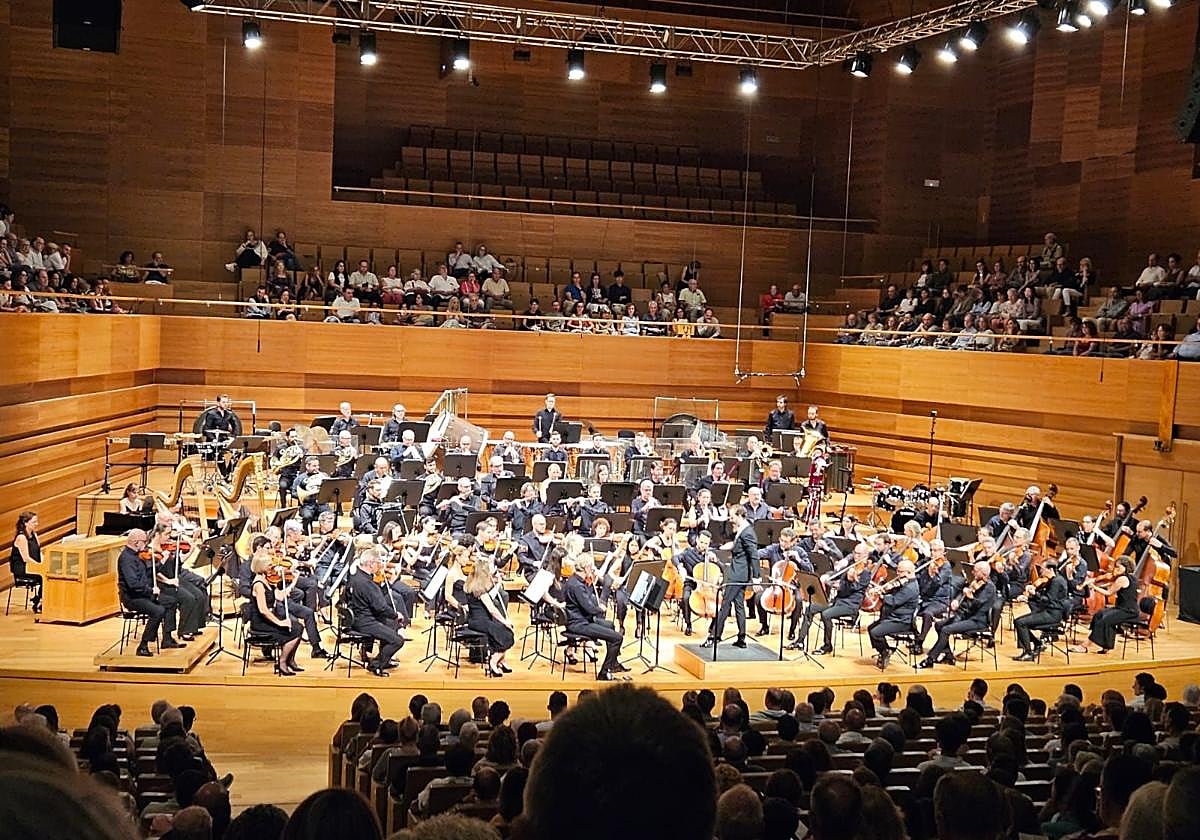 La OSCyL durante el concierto dirigido por Néstor Bayona.