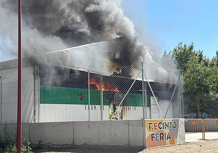 La parte trasera de la Casa de Andalucía, durante el incendio.