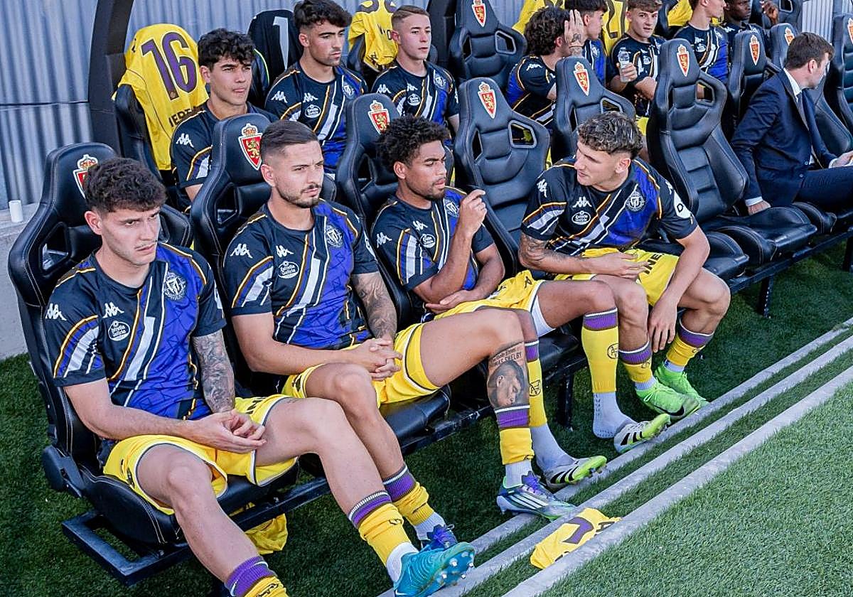 Trilli, Javi Sánchez y Ponceau, en el banquillo del Ibercaja Estadio.