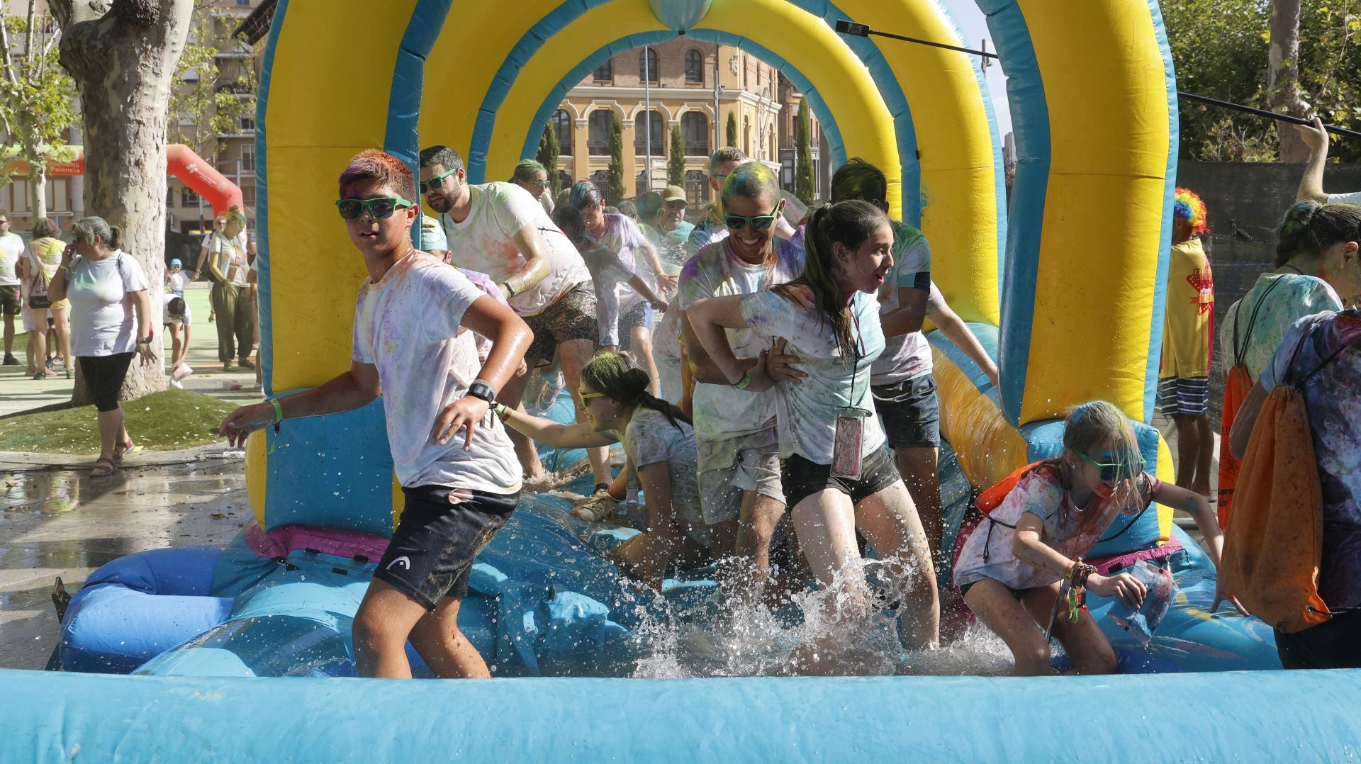Palencia se tiñe de colores festivos