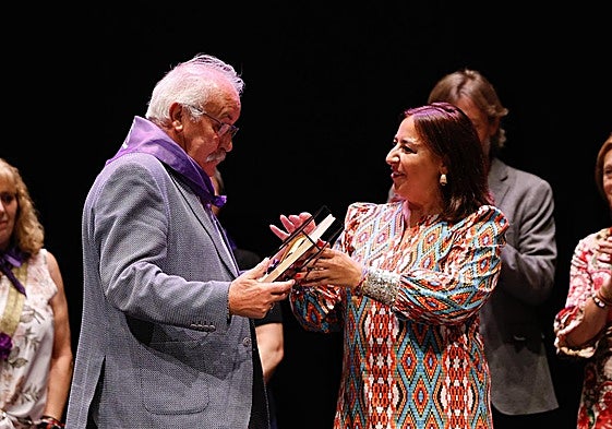 La alcaldesa de Palencia, Miriam Andrés, entrega una de las distinciones.