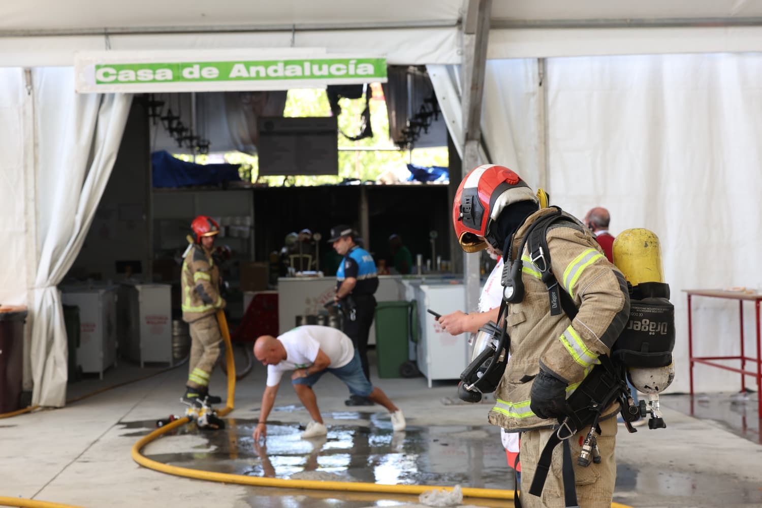 Las imágenes del incendio en la Casa de Andalucía de las Fiestas de Valladolid