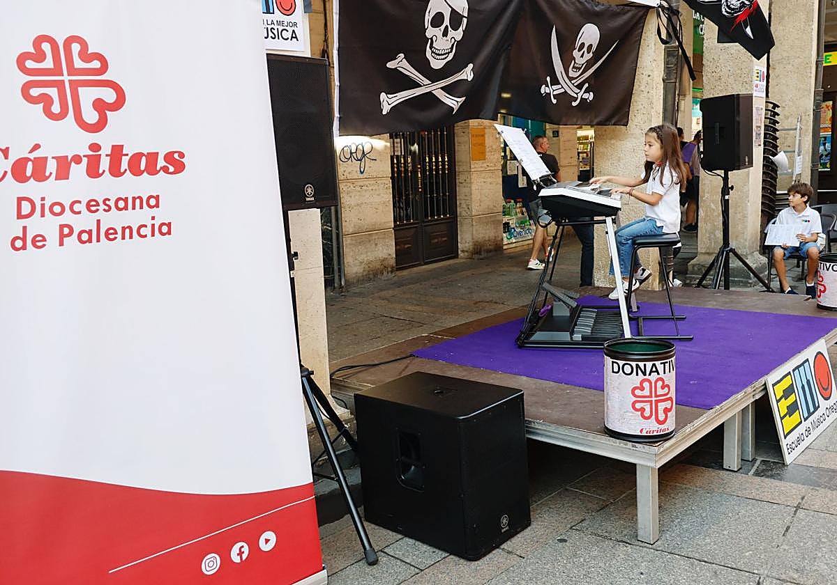 Los alumnos, durante sus actuaciones en el número 100 de la Calle Mayor de Palencia.