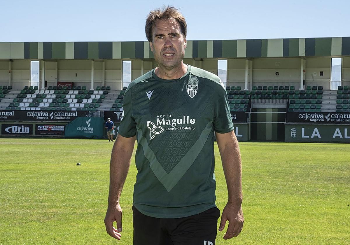 Iñaki Bea, en el césped del campo municipal de La Albuera.