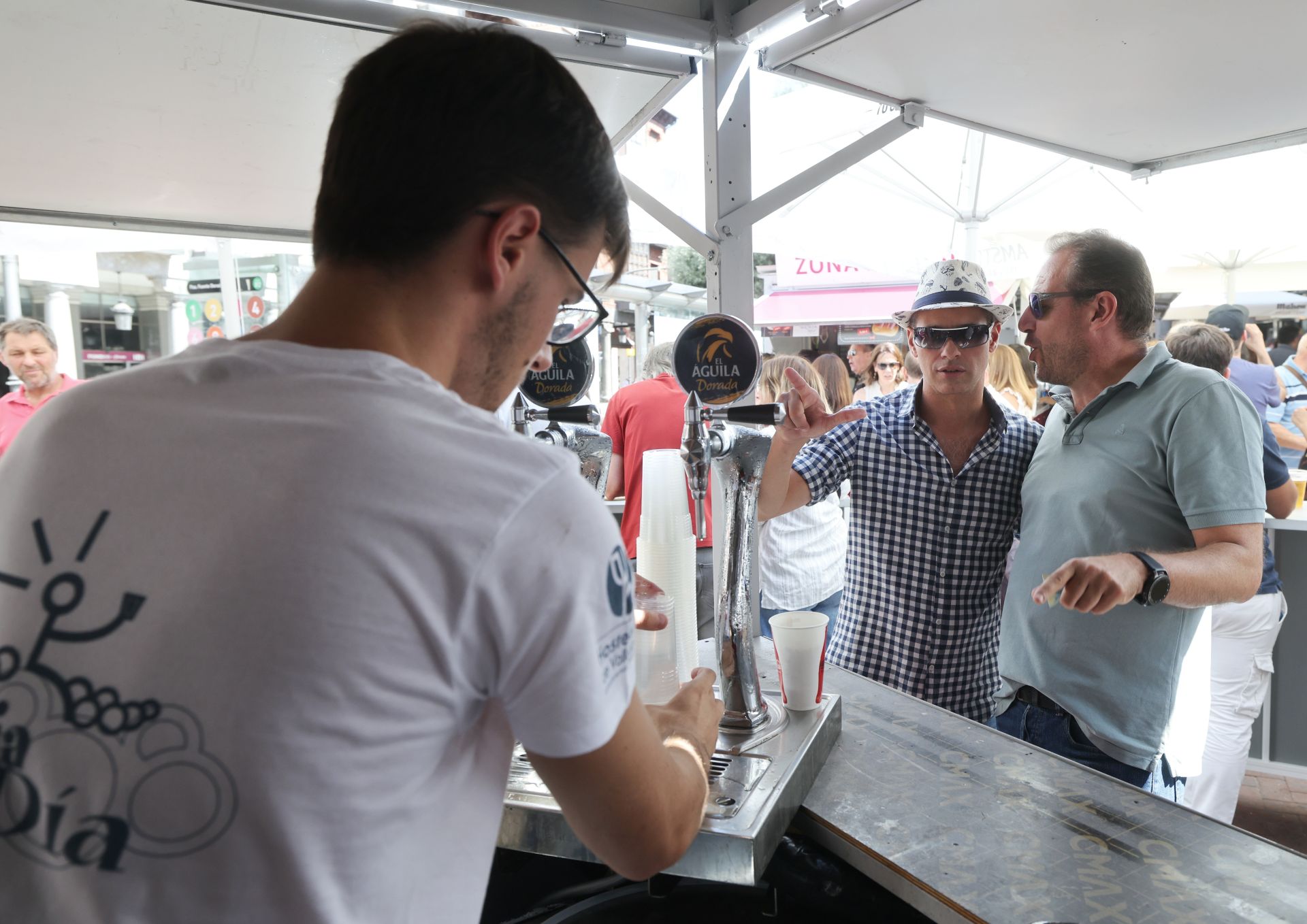 Las imágenes del ambientazo de la primera jornada oficial de las casetas de la Feria de Día