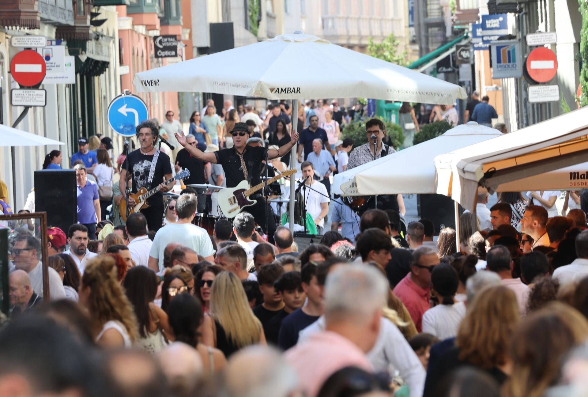 Las imágenes del ambientazo de la primera jornada oficial de las casetas de la Feria de Día