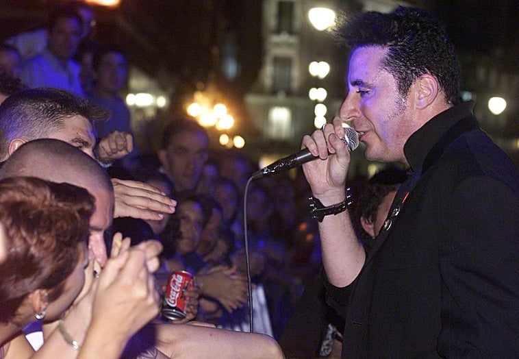 Loquillo, cara a cara con el público durante el concierto que ofreció en la Plaza Mayor de Valladolide en el año 2000.