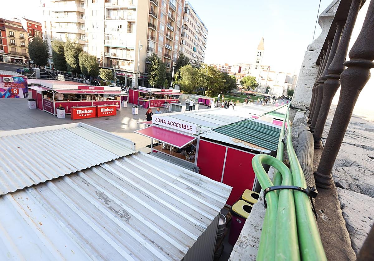 Detalle de cableado de las casetas de la Feria de Día sobre la fachada de la Catedral.