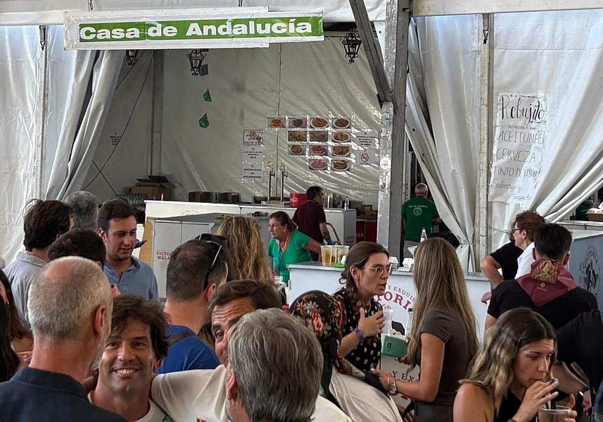 Barra habilitada ese mismo sábado ante la carpa de la Casa de Andalucía para ofrecer bebidas y alimentos fríos.