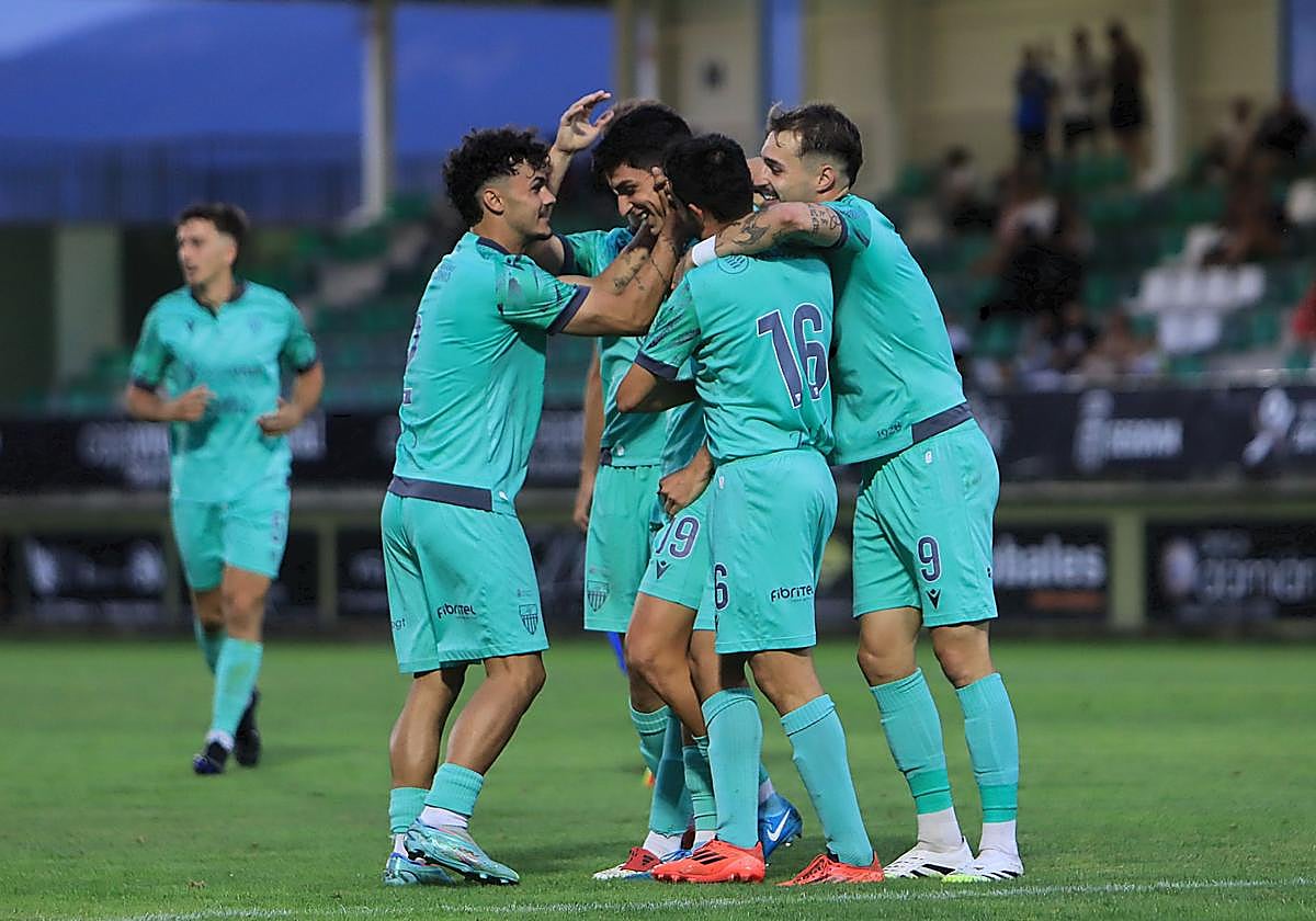 Los jugadores de la Gimnástica Segoviana celebran uno de los goles frente al Moscardó.