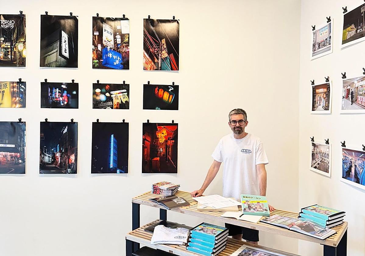 El fotógrafo vallisoletano Víctor Alonso en la exposición inaugurada en Nueva York