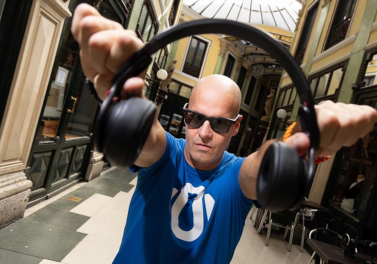 Oscarmina dj, en el Pasaje Gutiérrez.