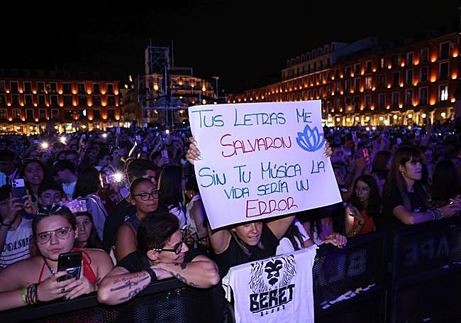 Los fans de primera fila mostraron varios mensajes al cantante.