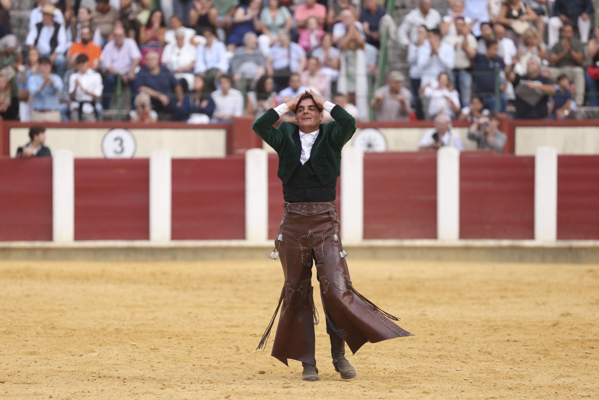 Segio Pérez de Gregorio posa con la oreja de uno de los protagonistas de la tarde.