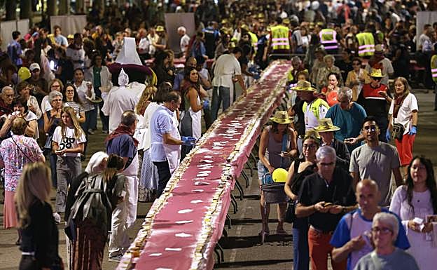 Público alrededor de la tarta.