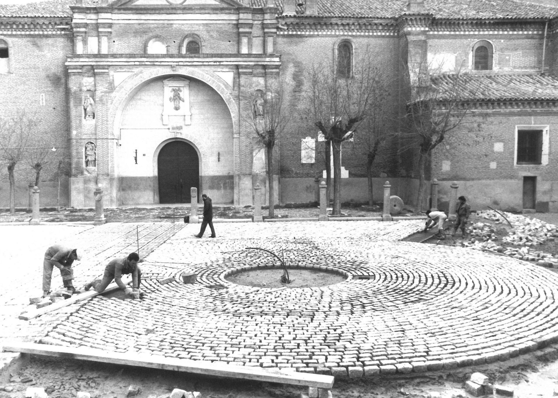 Trabajos de adoquinado frente a la iglesia de Santa María, construida en el siglo XVI. Une estilos renacentistas, mudéjares y barrocos. Imagen tomada el 17 de julio de 1990.