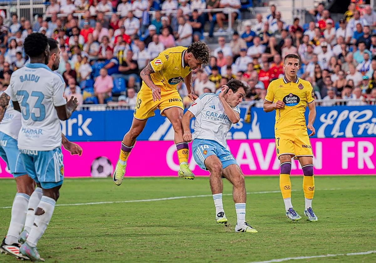 Jorge Delgado remata ante el Zaragoza un balón que se marcharía fuera.