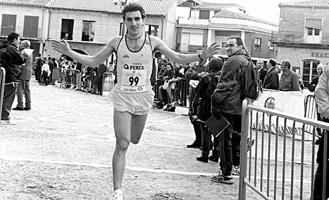 Fernando Lorenzo, del Atletismo Zamora, gana las pruebas del Circuito de las Cinco Leguas en Alaejos. 4 de abril de 2000.