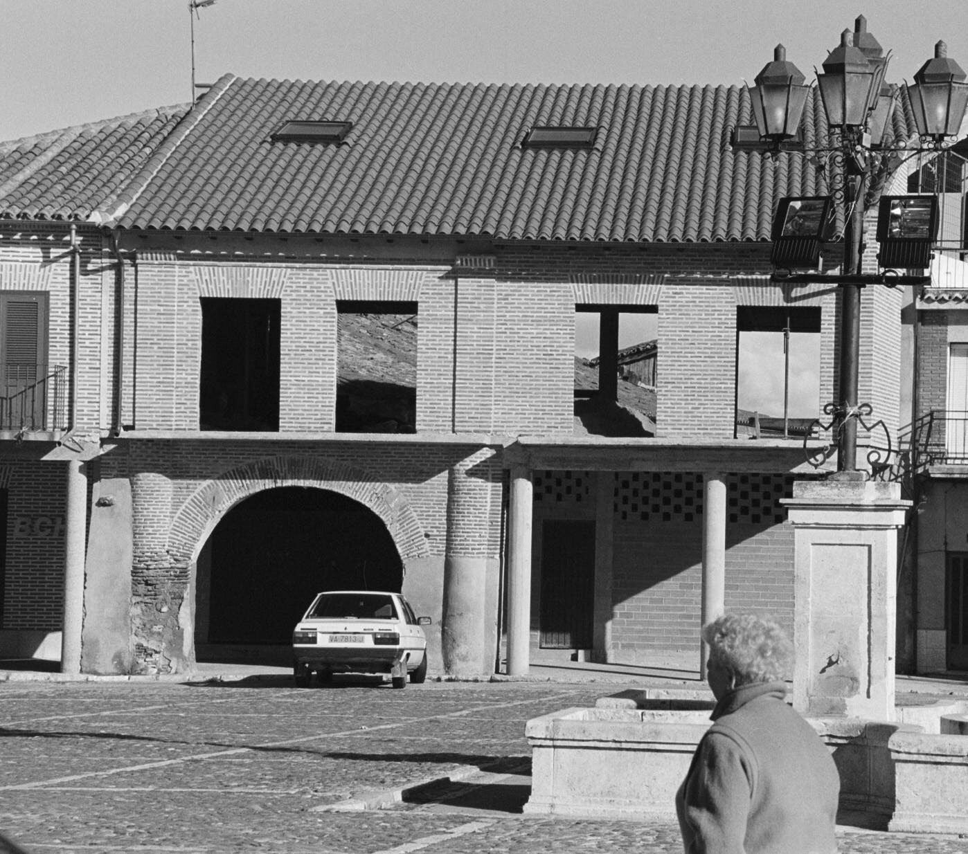 Pie de foto original: «Edificio con la obra paralizada donde se ha construido el soportal en la Plaza Mayor de Alaejos». 12 de marzo de 2001.