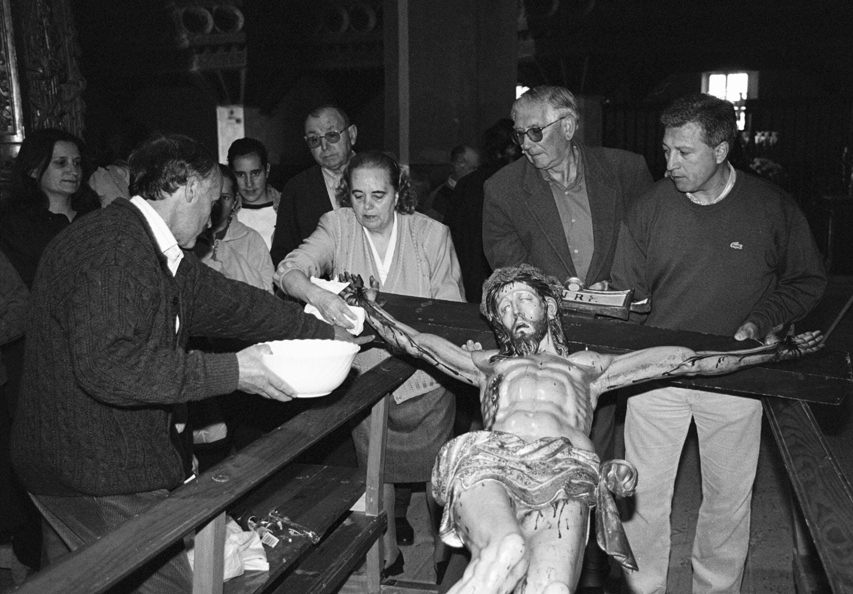 Los Hermanos del Cristo de la Salud cumplen con la tradición de bajar la imagen que descansa en Santa María y lavar sus llagas con vino para repartirlo entre enfermos y fieles. 11 de abril de 2001.