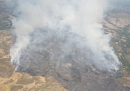 Imagen área del incendio en el término de Castromil.
