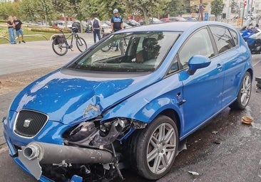 Un conductor ebrio se empotra contra un semáforo y lo derriba en la plaza de Colón