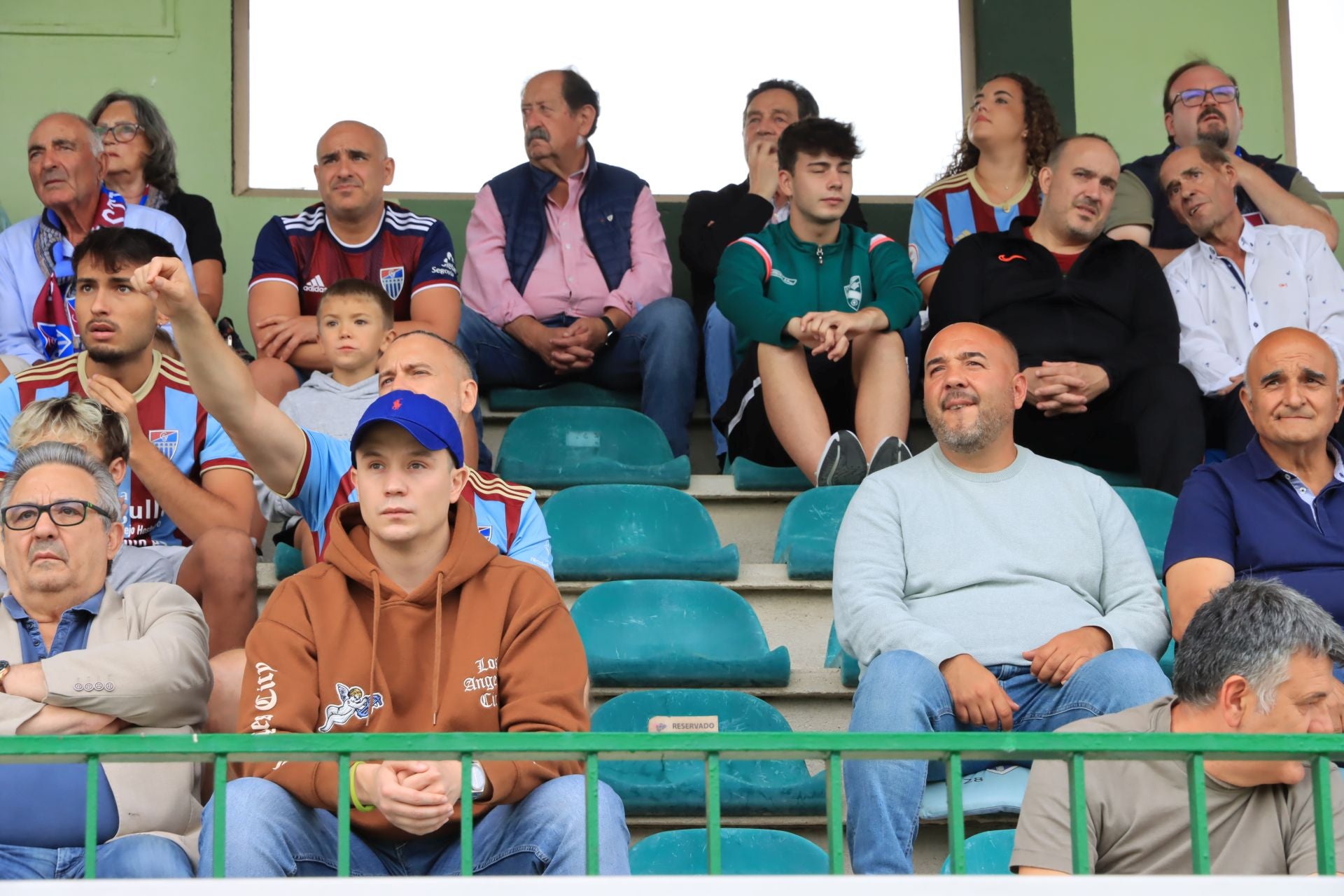 Búscate en las gradas de La Albuera durante el primer partido de la Sego