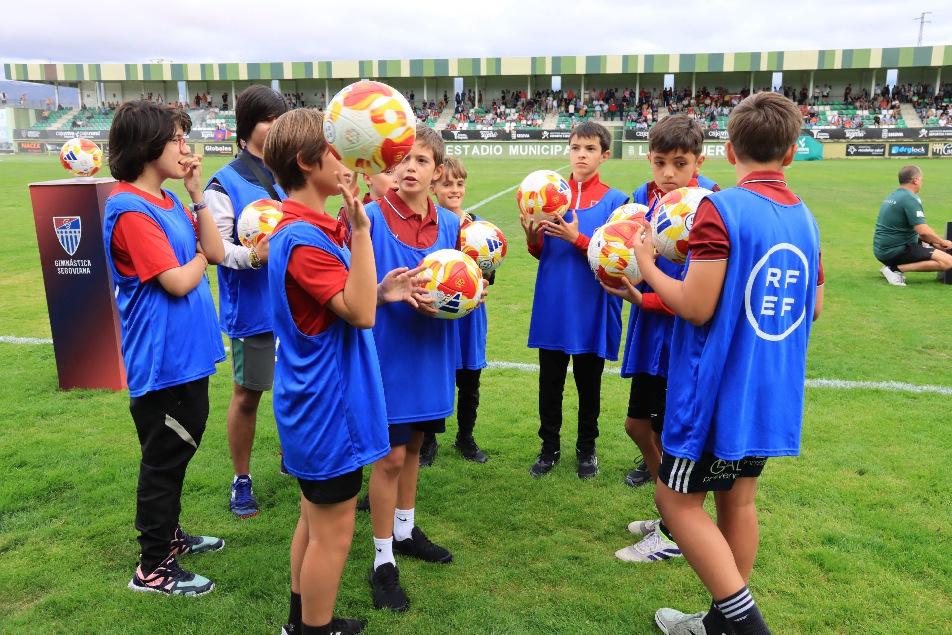 Búscate en las gradas de La Albuera durante el primer partido de la Sego