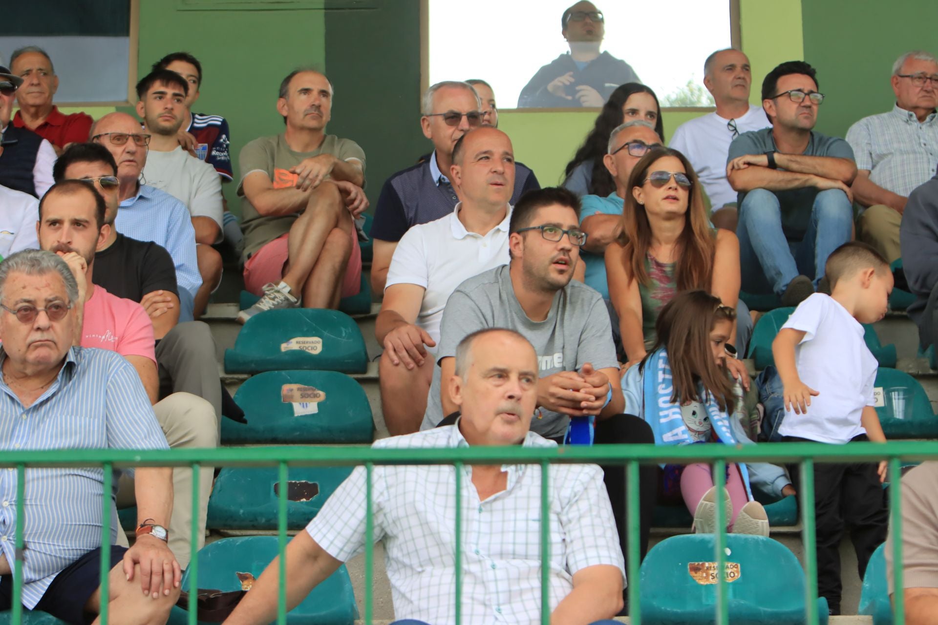 Búscate en las gradas de La Albuera durante el primer partido de la Sego