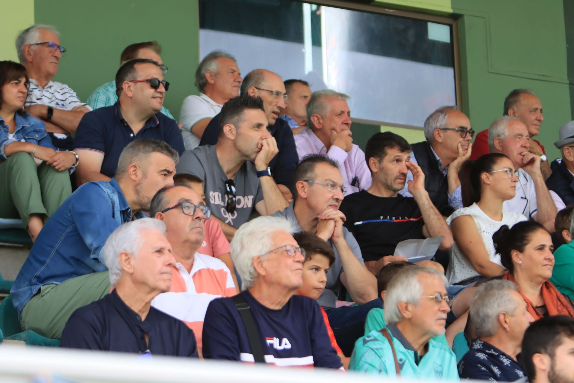 Búscate en las gradas de La Albuera durante el primer partido de la Sego