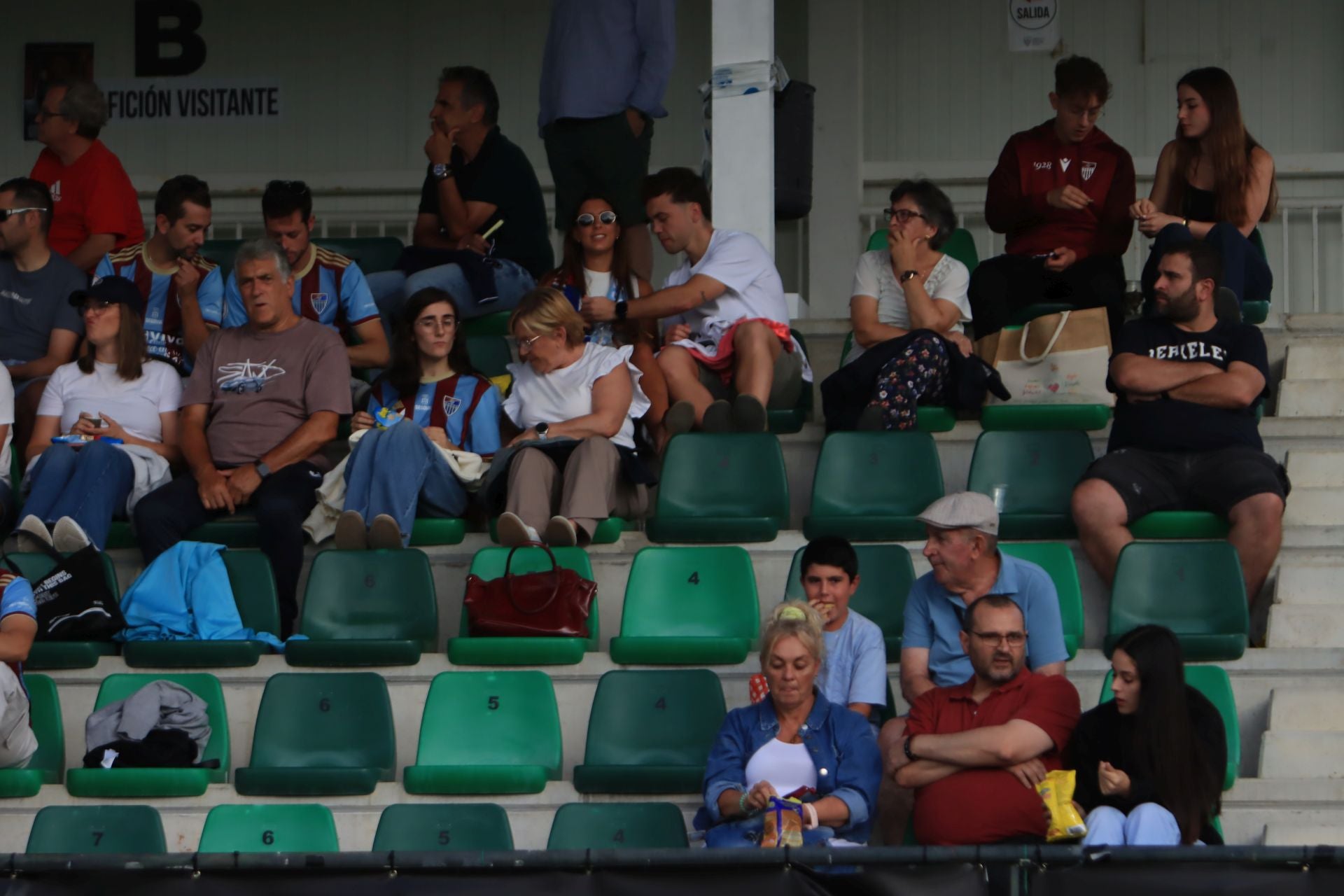 Búscate en las gradas de La Albuera durante el primer partido de la Sego