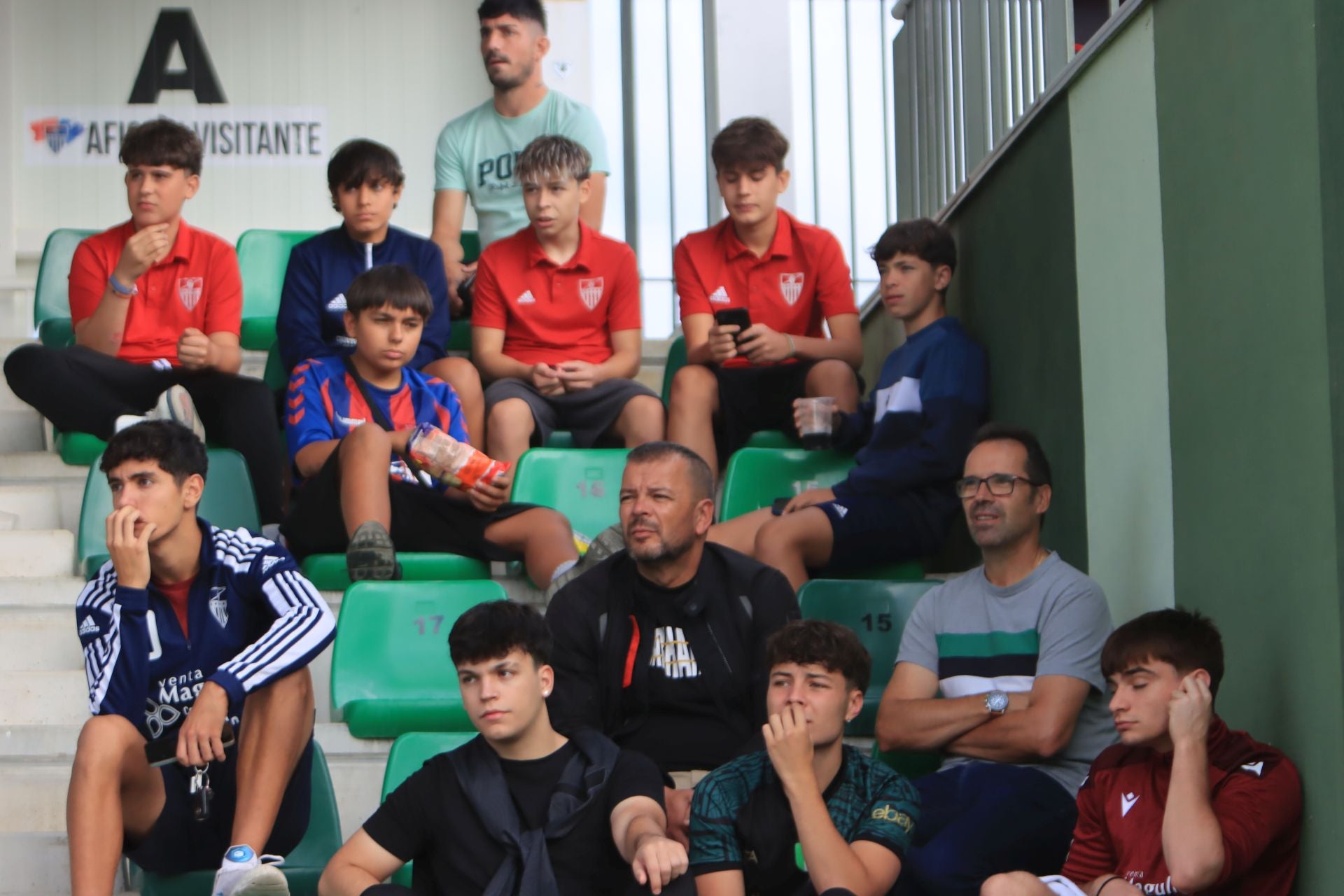 Búscate en las gradas de La Albuera durante el primer partido de la Sego