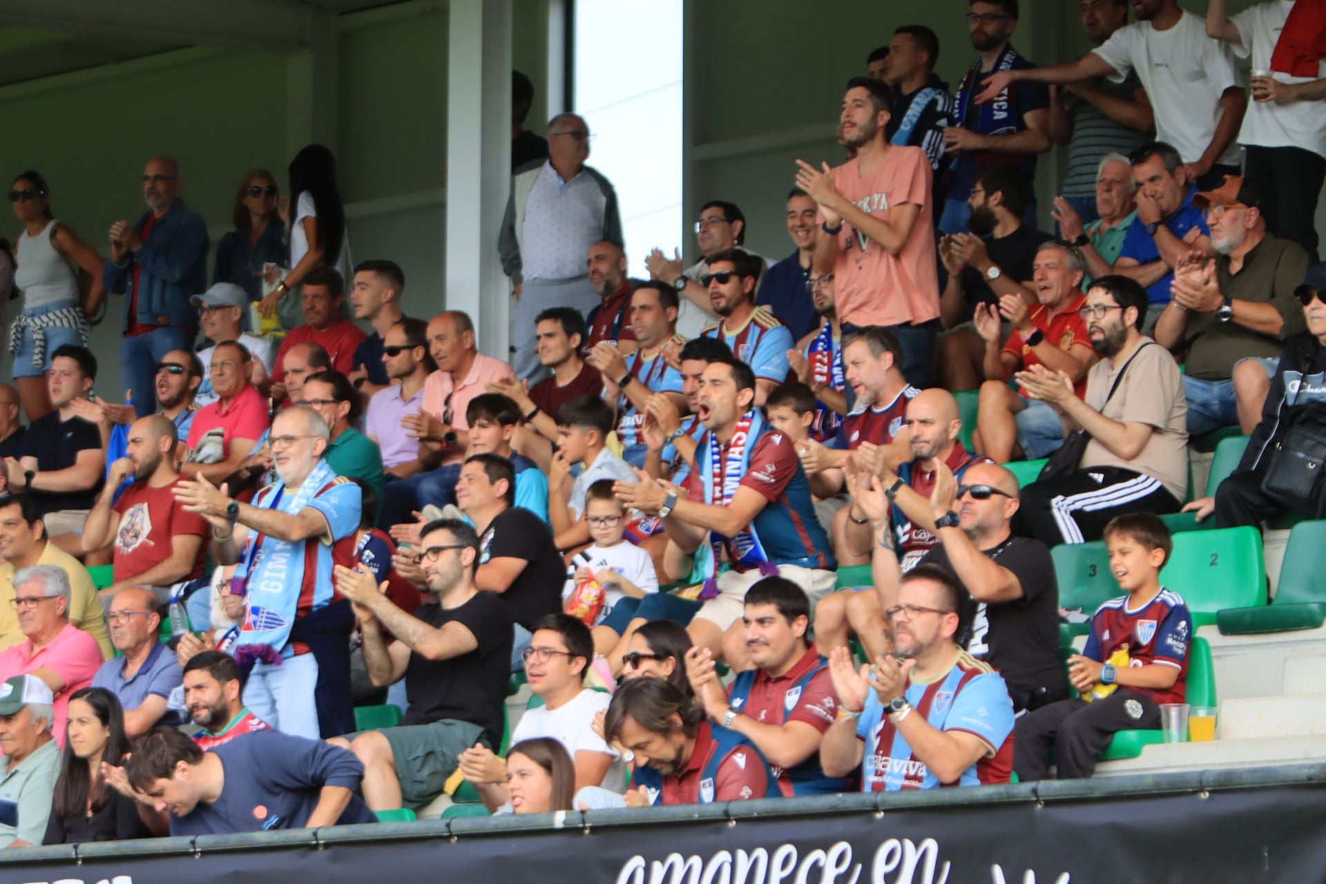 Búscate en las gradas de La Albuera durante el primer partido de la Sego