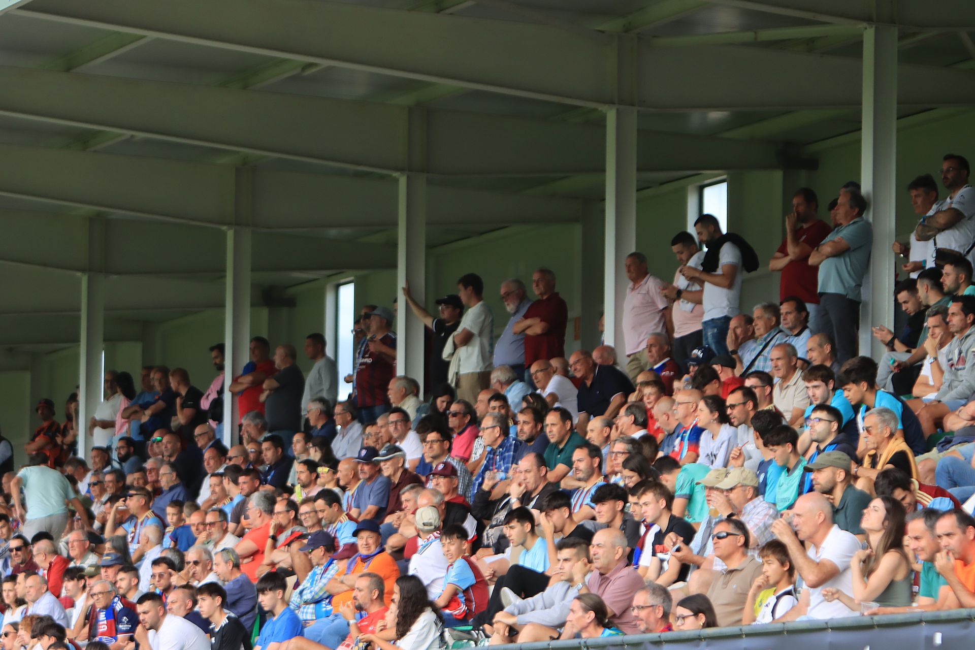 Búscate en las gradas de La Albuera durante el primer partido de la Sego