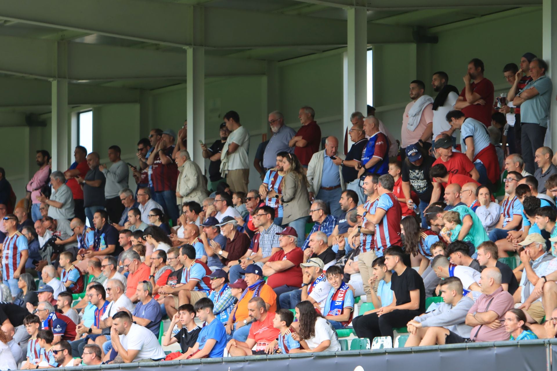 Búscate en las gradas de La Albuera durante el primer partido de la Sego