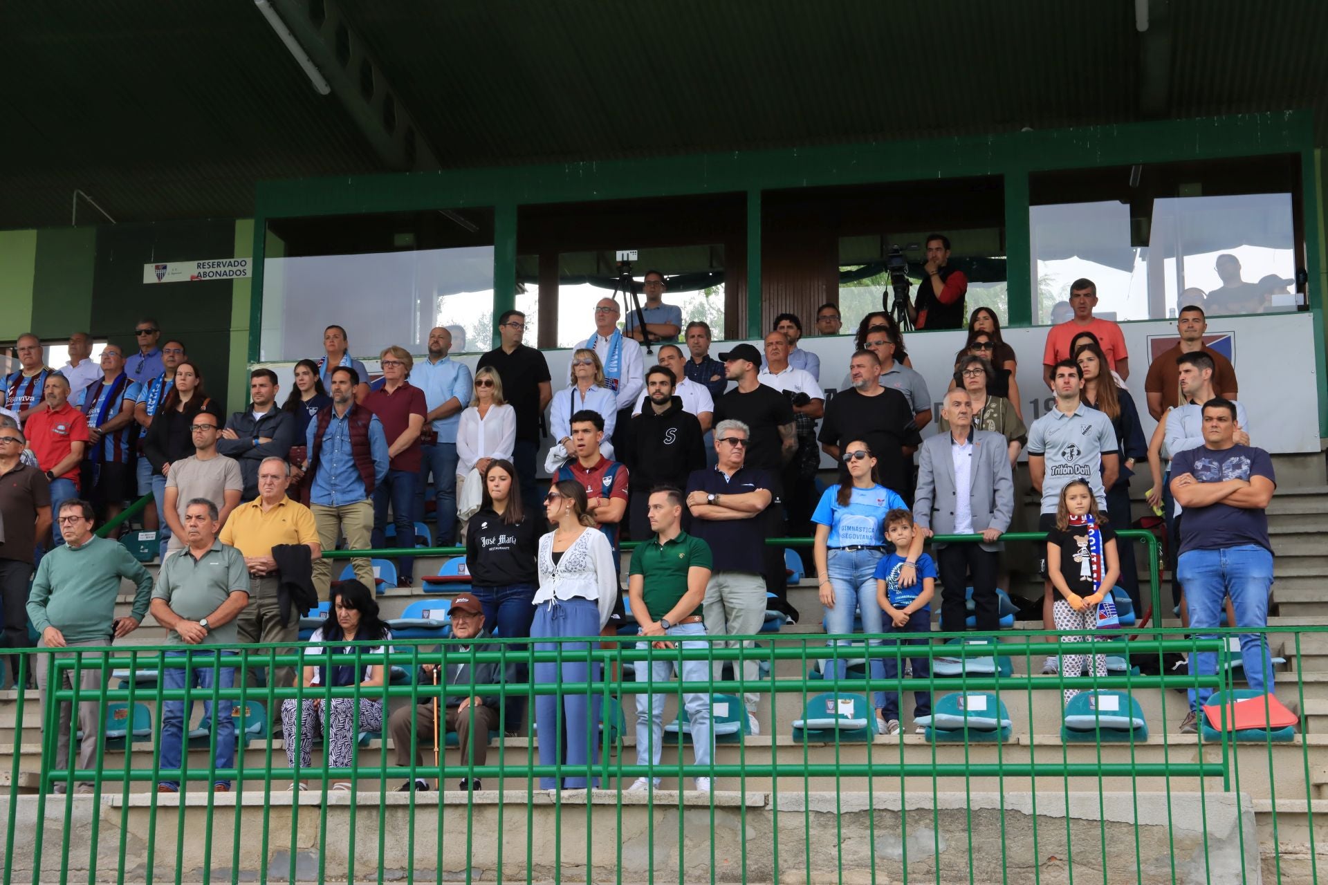 Búscate en las gradas de La Albuera durante el primer partido de la Sego