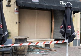 El bar La Ruta, acordonado tras la explosión de gas.