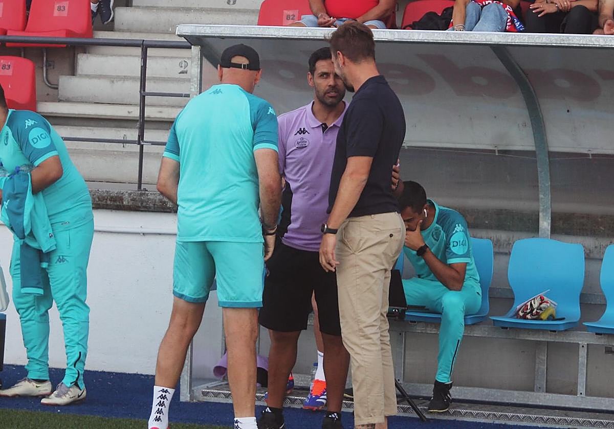 Javi Baraja y Borja Fernández se saludan antes del inicio del encuentro.