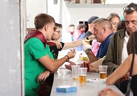 Los camareros atienden a los clientes en la barra de la Casa de Andalucía.