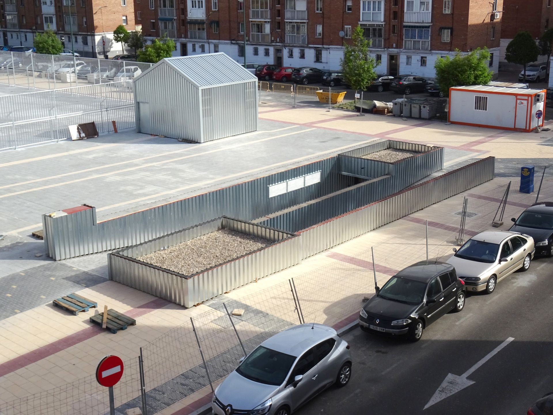 Plaza reformada en la calle del Amor de Dios