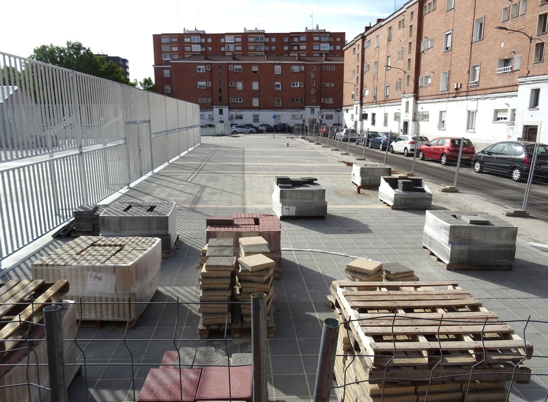Plaza reformada en la calle del Amor de Dios