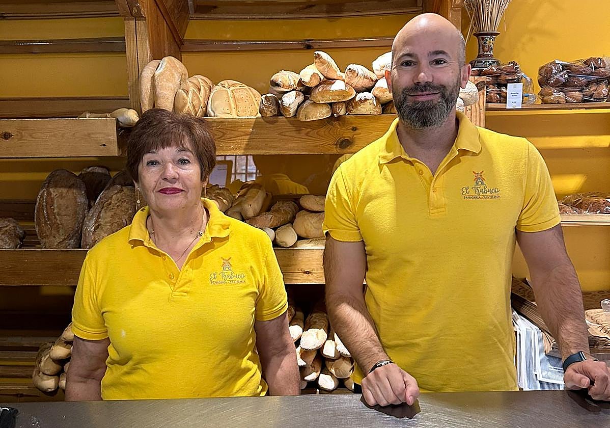 Nacho Casado, en su panadería en Prádena.