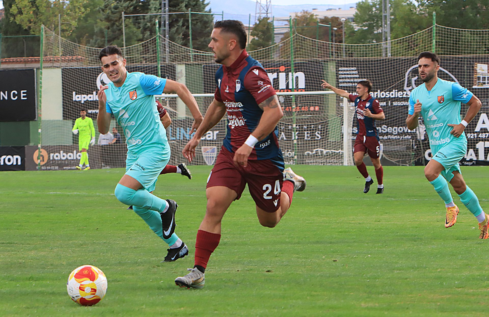 Fotos de la victoria de la Segoviana en su debut liguero