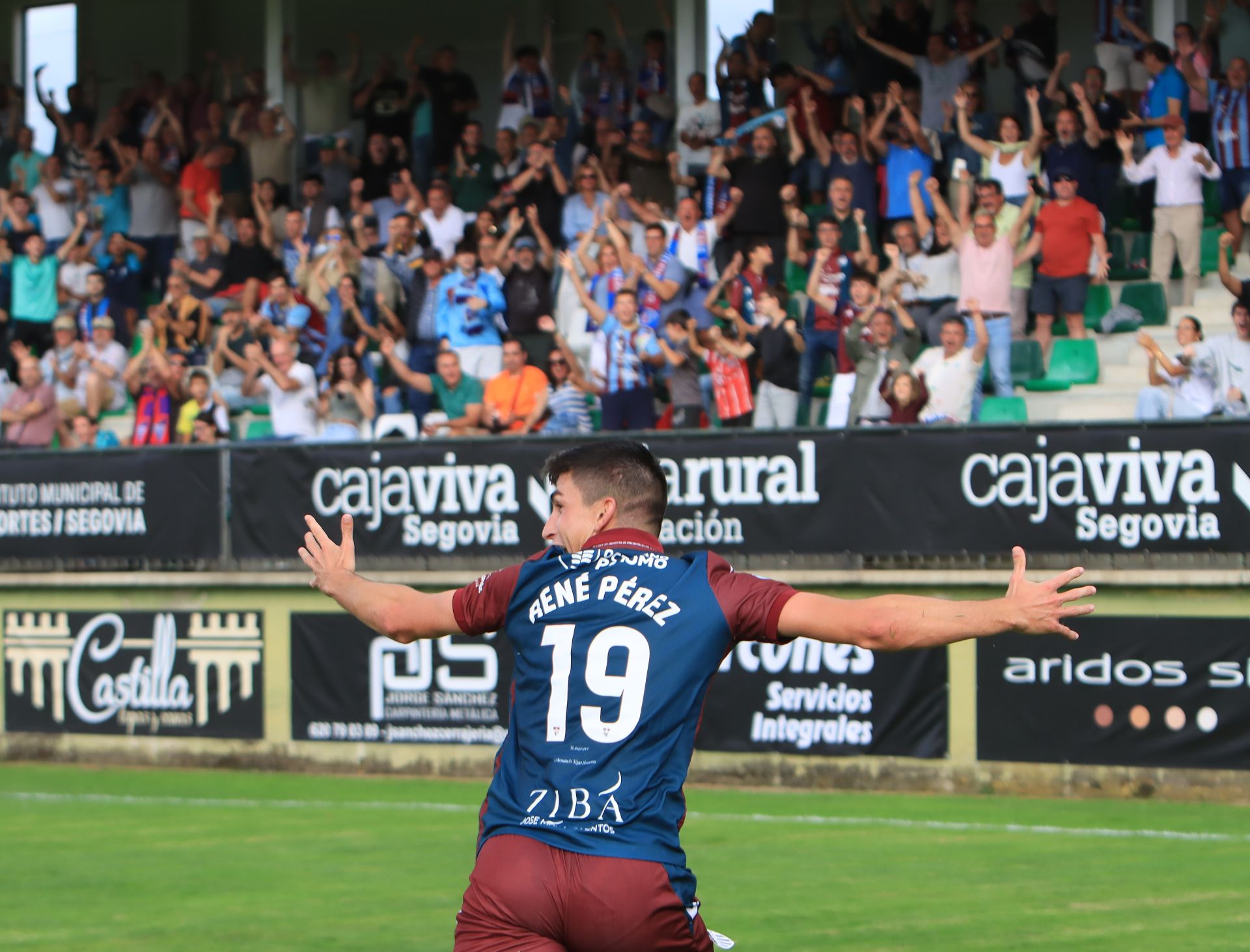 Fotos de la victoria de la Segoviana en su debut liguero