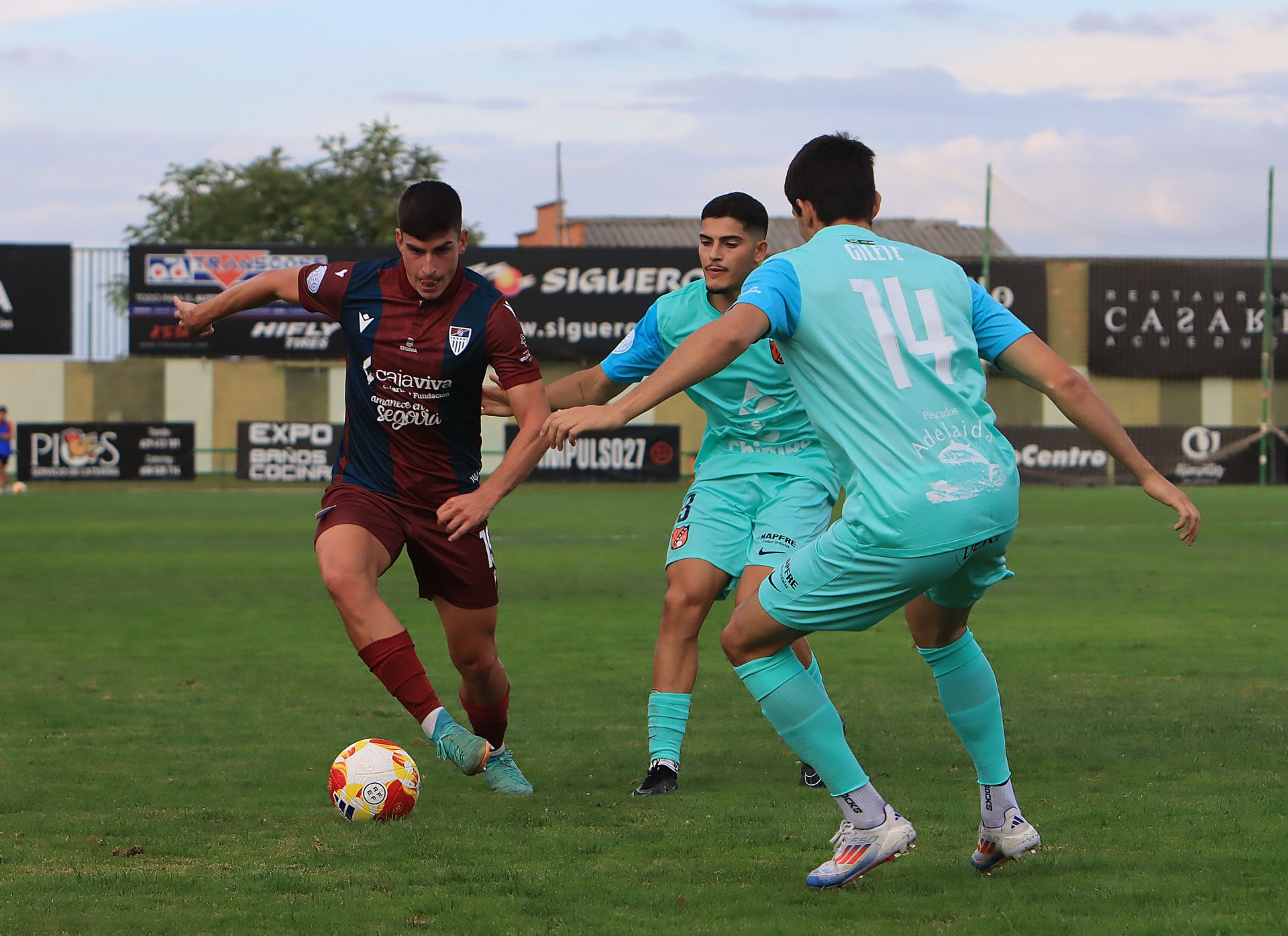 Fotos de la victoria de la Segoviana en su debut liguero