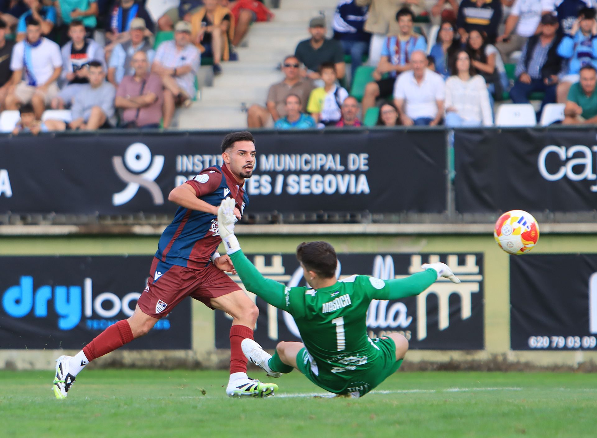 Ivo supera el portero rival con una vaselina para hacer el 3-0 de la Segoviana.
