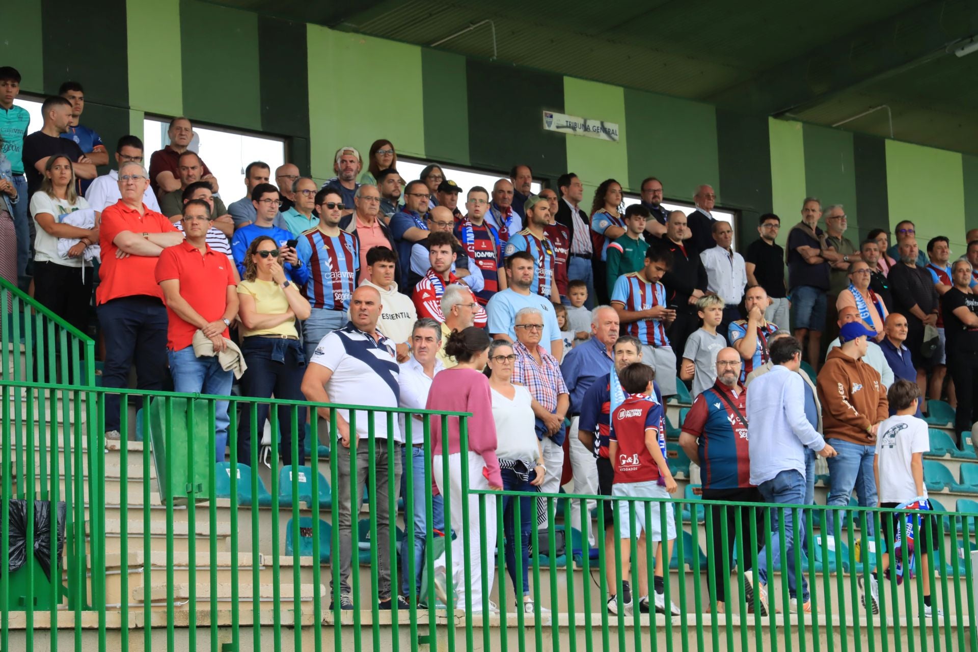 Fotos de la victoria de la Segoviana en su debut liguero