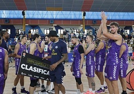 La plantilla del Súper Agropal Palencia celebra el pase a la final de la Copa Castilla y León de Baloncesto, este domingo en Zamora.