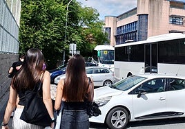 Alumnado del instituto María Moliner, en la capital segoviana, se encamina a montarse en el autobús.