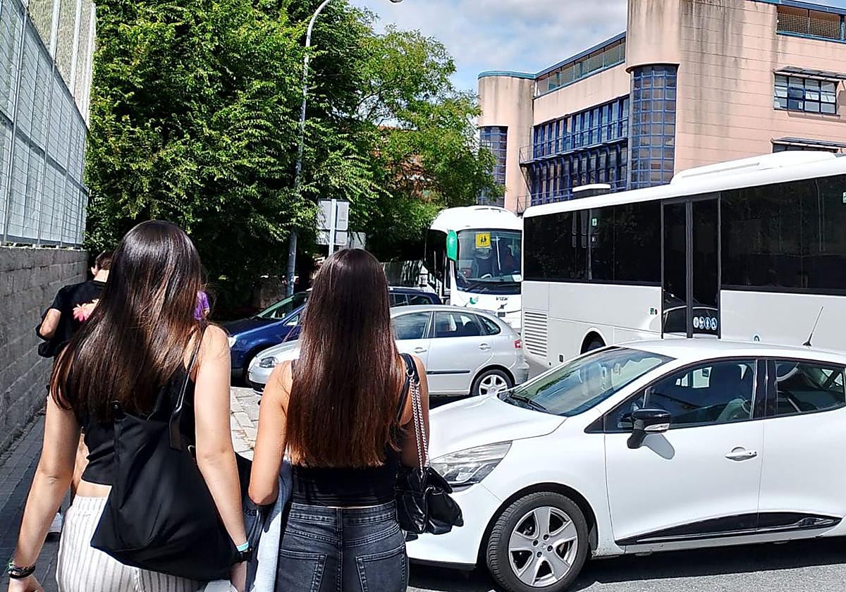 Alumnado del instituto María Moliner, en la capital segoviana, se encamina a montarse en el autobús.